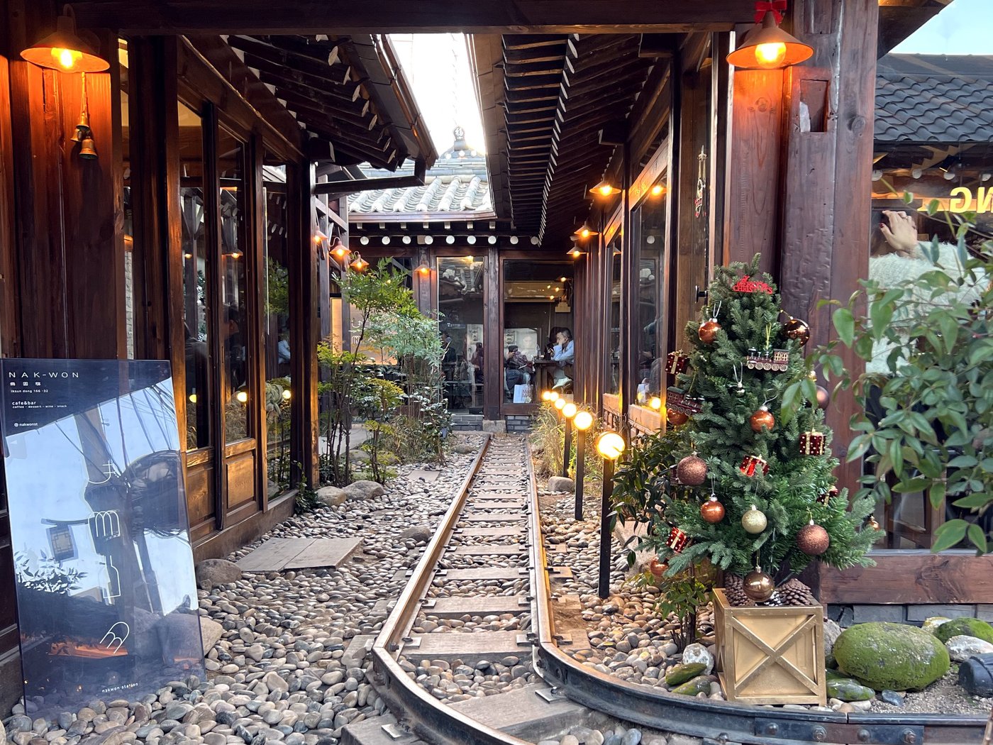 Lantern-lit evenings in Ikseon-dong, where restored hanok houses now double as bars and dessert cafés after dark.
